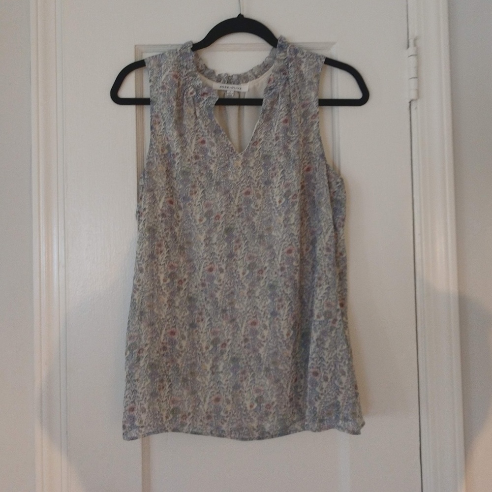 🛍️*4/25 SzS NWOT Sleeveless Floral V-Neck top